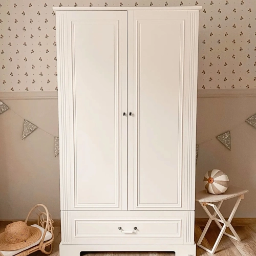 Szafa dwudrzwiowa Ines Elegant White w stylu angielskim z porcelanowym uchwytem i złamaną bielą.