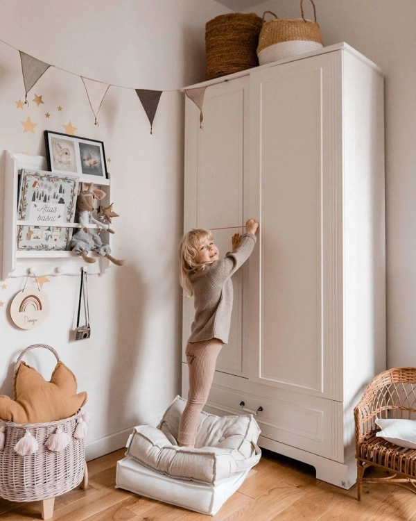 Szafa dwudrzwiowa wysoka Ines Elegant White Tall w stylu angielskim z porcelanowymi uchwytami.