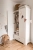 Szafa dwudrzwiowa wysoka Ines Elegant White Tall w stylu angielskim z porcelanowymi uchwytami.
