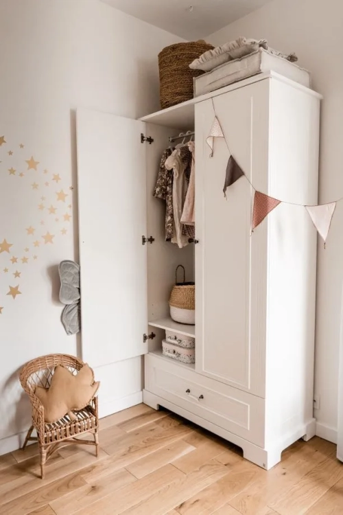 Szafa dwudrzwiowa wysoka Ines Elegant White Tall w stylu angielskim z porcelanowymi uchwytami.