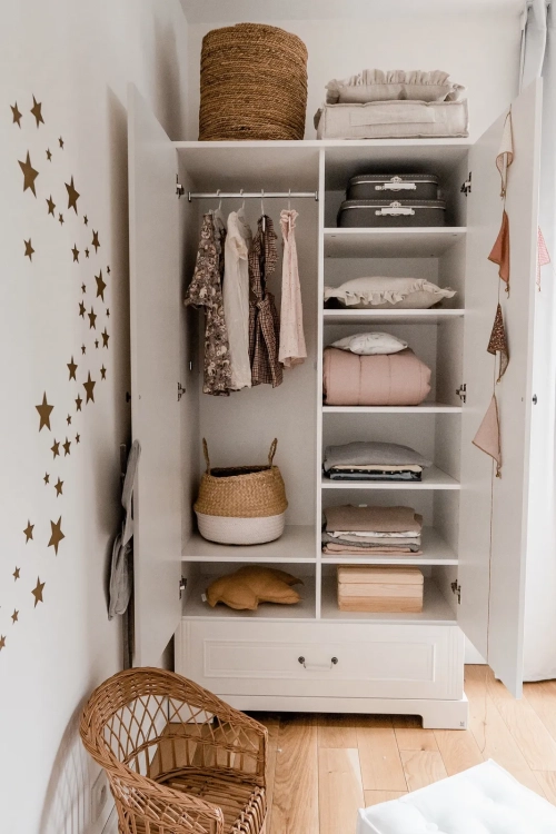 Szafa dwudrzwiowa wysoka Ines Elegant White Tall w stylu angielskim z porcelanowymi uchwytami.