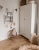 Szafa dwudrzwiowa wysoka Ines Elegant White Tall w stylu angielskim z porcelanowymi uchwytami.