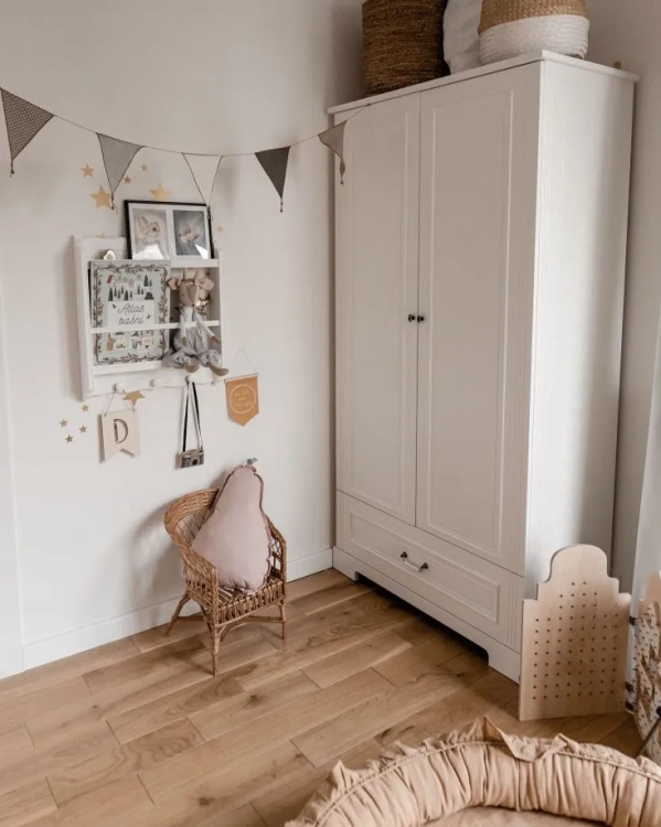 Szafa dwudrzwiowa wysoka Ines Elegant White Tall w stylu angielskim z porcelanowymi uchwytami.