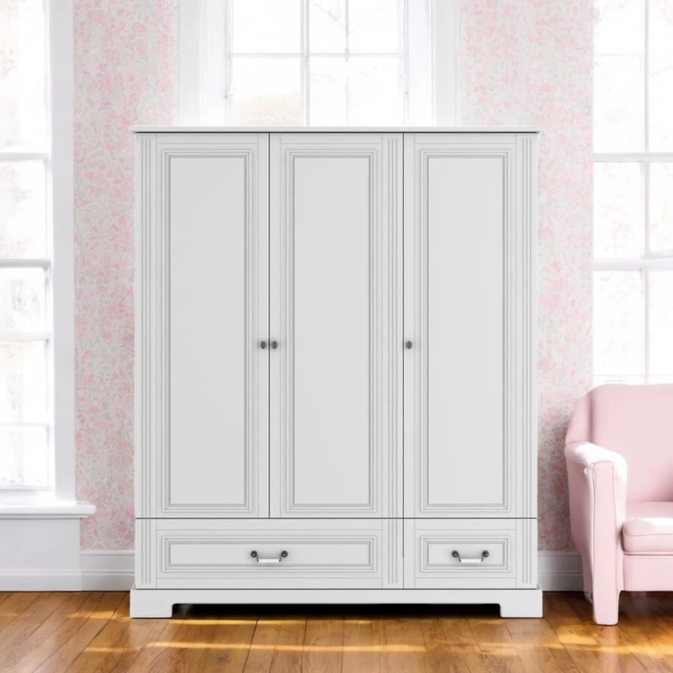 szafa trzydrzwiowa biała klasyczna, szafa w stylu Hamptons, pojemna szafa dla rodziny, elegancka szafa z porcelanowymi uchwytami, szafa Ines z regulowanymi półkami