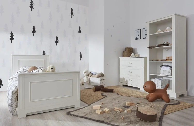 Komoda 3-szufladowa Ines Elegant White z porcelanowymi uchwytami i frezowanymi frontami w kolorze złamanej bieli
