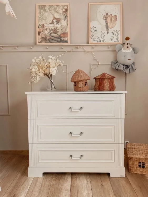 Komoda 3-szufladowa Ines Elegant White z porcelanowymi uchwytami i frezowanymi frontami w kolorze złamanej bieli