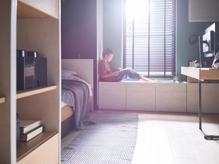 Zestaw mebli Teen Flex 4 – biurko z nadstawką, szafki wiszące, szafka stojąca i panele w kolorach hikora naturalna, silk flou i surowa stal, idealny do nowoczesnego pokoju młodzieżowego.