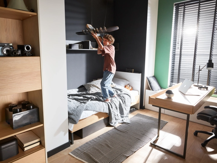Zestaw mebli Teen Flex 4 – biurko z nadstawką, szafki wiszące, szafka stojąca i panele w kolorach hikora naturalna, silk flou i surowa stal, idealny do nowoczesnego pokoju młodzieżowego.