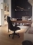 Zestaw mebli młodzieżowych Teen Flex 3 – biurko z szufladami, półki wiszące, szafki w kolorach silk flou, hikora naturalna i surowa stal, idealne do nowoczesnego pokoju nastolatka.
