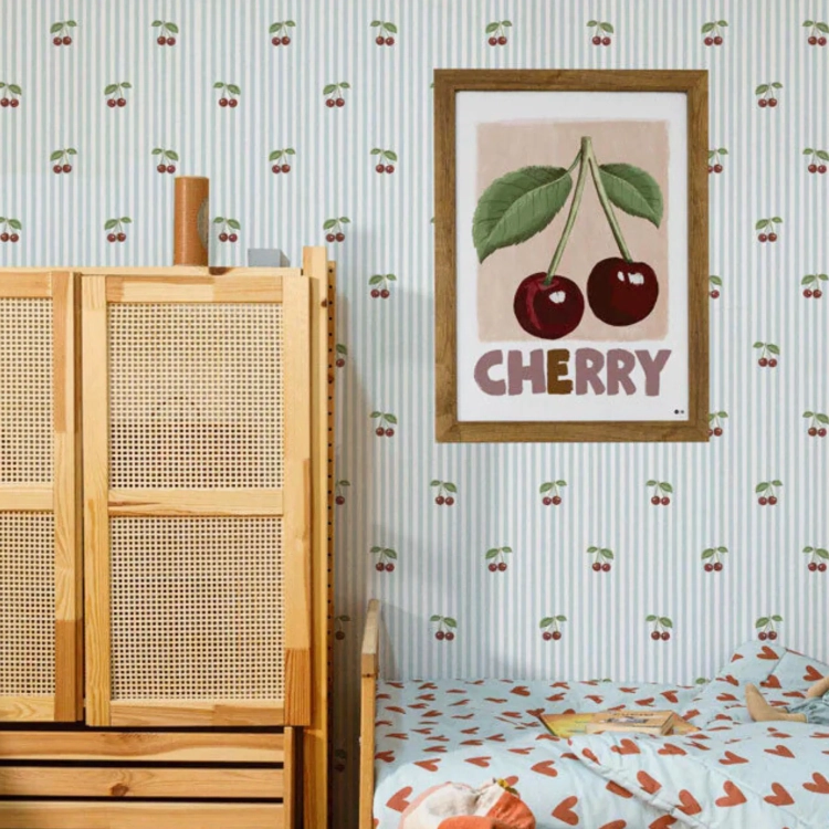 Tapeta biało-niebieska w paski z wisienkami, ekologiczna, 280x50 cm, delikatny wzór retro, idealna do pokoju dziewczynki, chłopca lub rodzeństwa.