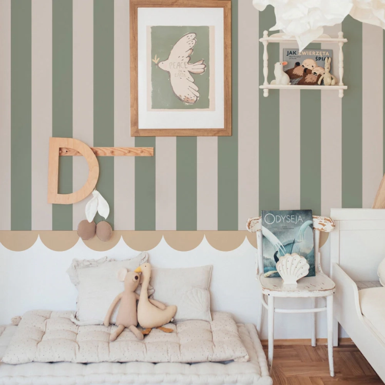 Tapeta w pasy biało-zielone – Portofino Stripes Green, ekologiczna, 280x100 cm, grube pasy w stylu klasycznym, idealna do pokoju chłopca lub nastolatka.