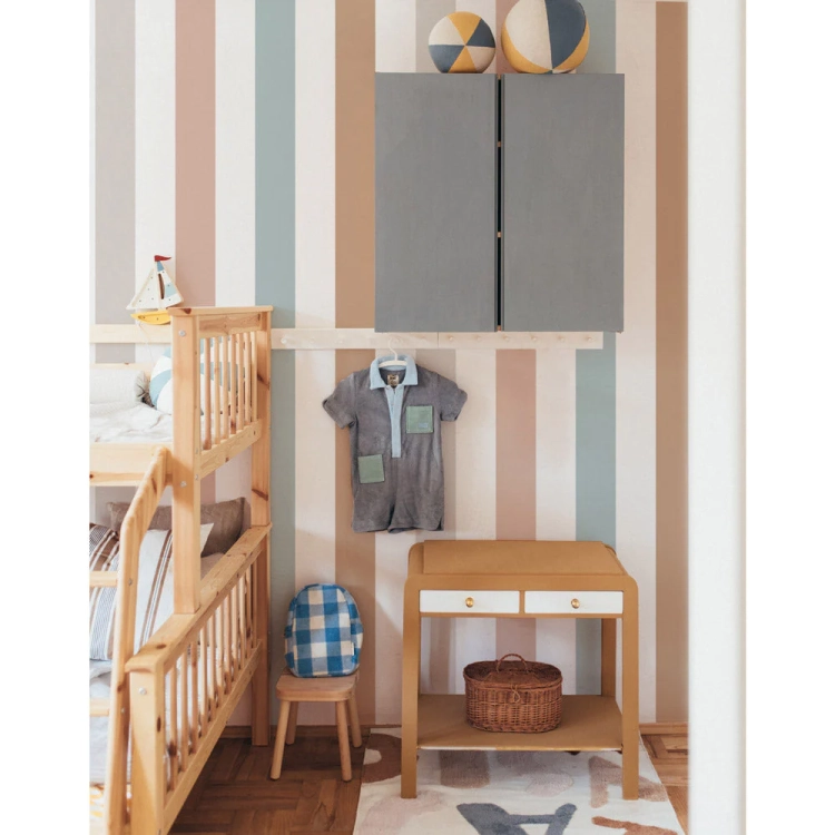 Tapeta w kolorowe pasy – Portofino Colour Stripes Tapeta, ekologiczna, 280x100 cm, ciepłe barwy beżu, różu, błękitu i karmelu, idealna do pokoju dziecięcego lub salonu.