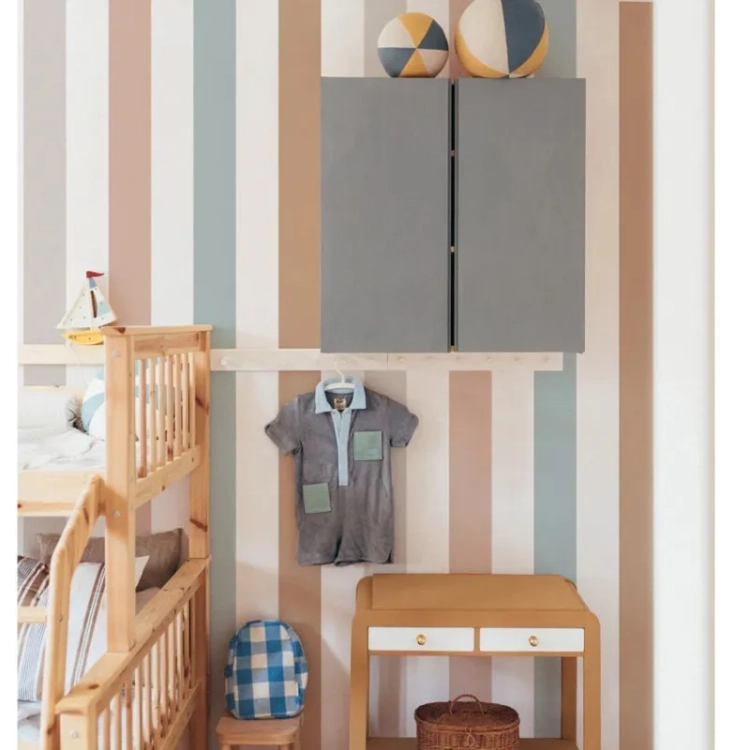 Tapeta w kolorowe pasy – Portofino Colour Stripes Tapeta, ekologiczna, 280x100 cm, ciepłe barwy beżu, różu, błękitu i karmelu, idealna do pokoju dziecięcego lub salonu.