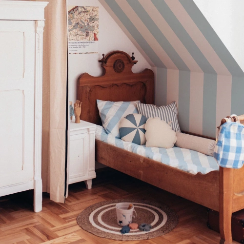 Tapeta w pasy niebiesko-szare – Portofino Stripes Blue Tapeta, ekologiczna, 280x100 cm, subtelne odcienie niebieskiego i szarości, idealna do pokoju chłopca.
