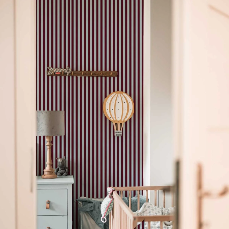 Tapeta w paski błękitno-bordowe – Maya Stripes Brown Blue, ekologiczna, 280x50 cm, delikatne błękitne i bordowe paseczki, idealna do sypialni, salonu i pokoju dziecięcego.