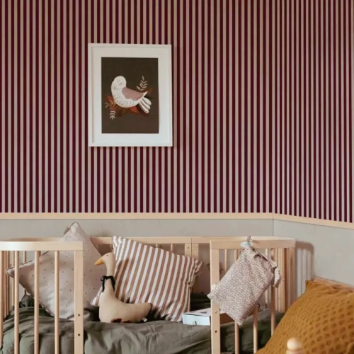 Tapeta w paski beżowo-bordowe – Maya Stripes Brown Blue, ekologiczna, 280x50 cm, delikatny beż i szlachetny burgund, idealna do eleganckich wnętrz.
