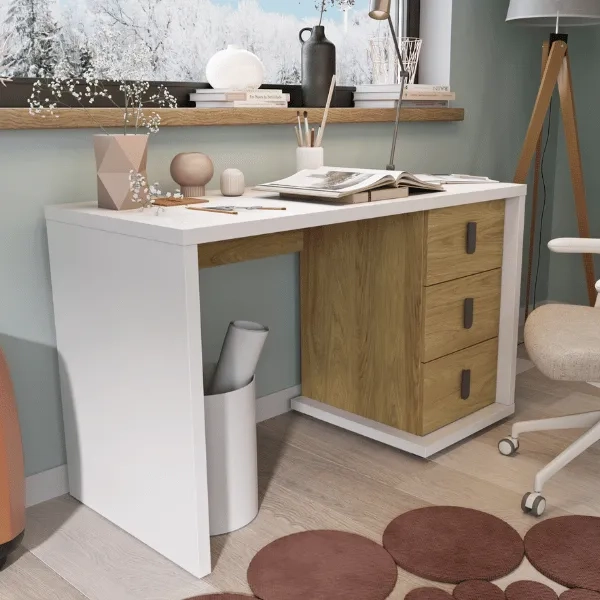 Białe biurko Simi w stylu nowoczesnym z naturalnym wykończeniem drewnianym, trzema szufladami, ergonomiczny blat o szerokości 125 cm, idealne do pokoju dziecka i nastolatka.