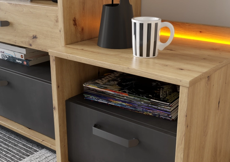 Szafka nocna Qubic QB-10 z wnęką, szufladą i oświetleniem LED, w kolorach dąb artisan, silk flou i surowa stal – idealna do pokoju młodzieżowego lub sypialni.