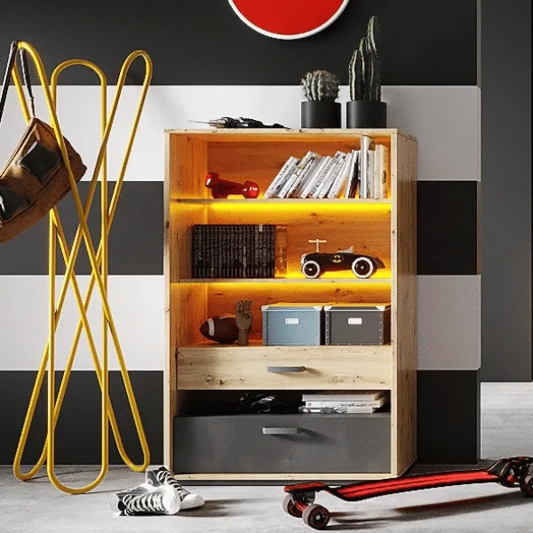Regał szeroki Qubic QB-06 z 3 półkami, 2 szufladami i oświetleniem LED, w kolorach dąb artisan, silk flou i surowa stal – idealny do pokoju młodzieżowego lub salonu.