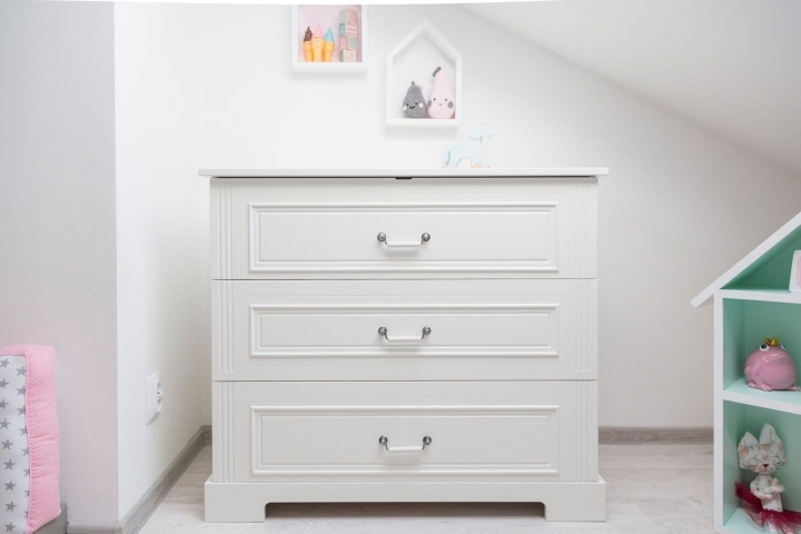 komoda biała w stylu klasycznym ines elegant white