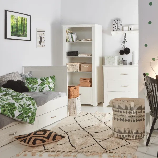 Biały regał Melody z ozdobnymi frezami, regulowanymi półkami i opcjonalną szufladą – elegancki i pojemny mebel do pokoju dziecka i nastolatka.