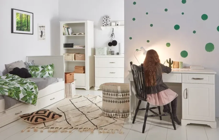 Białe biurko Melody z frezowanymi frontami, 2 szufladami i pojemną szafką – elegancki mebel do pokoju dziewczynki lub nastolatki.