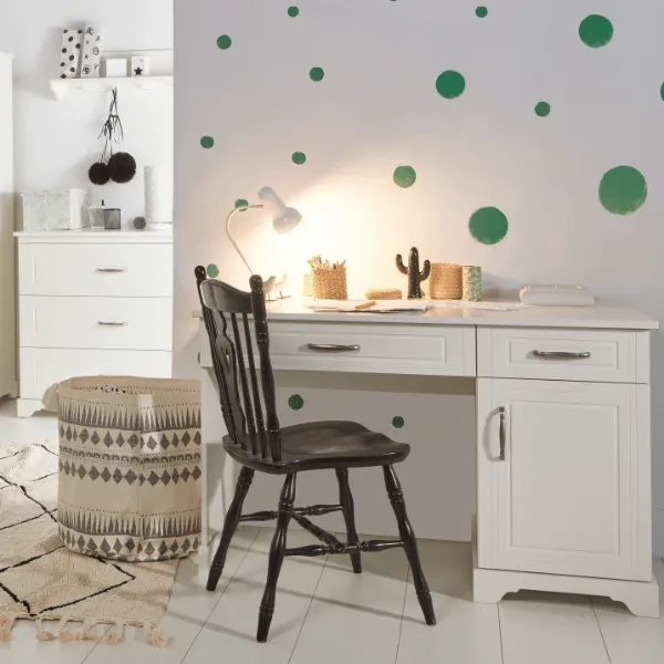 Białe biurko Melody z frezowanymi frontami, 2 szufladami i pojemną szafką – elegancki mebel do pokoju dziewczynki lub nastolatki.