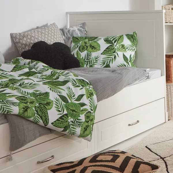 Białe łóżko 90x200 cm Melody z frezowanymi detalami, opcjonalnymi szufladami i klasycznym designem – idealne do pokoju dziecka i nastolatki.