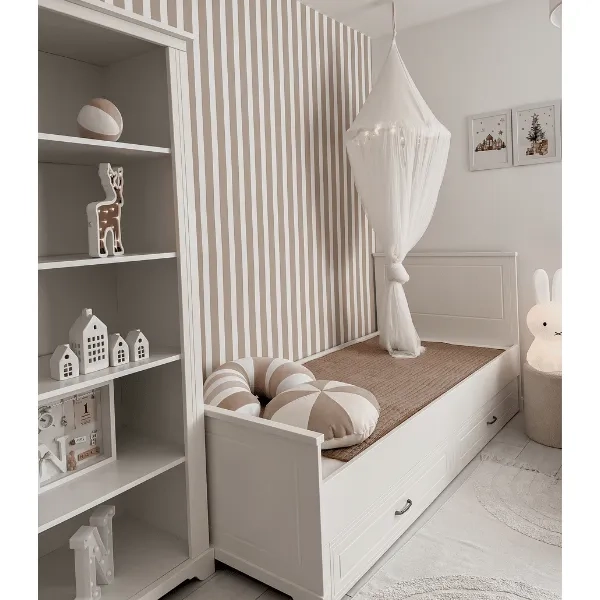 Białe łóżko 90x200 cm Melody z frezowanymi detalami, opcjonalnymi szufladami i klasycznym designem – idealne do pokoju dziecka i nastolatki.