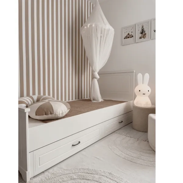 Białe łóżko 90x200 cm Melody z frezowanymi detalami, opcjonalnymi szufladami i klasycznym designem – idealne do pokoju dziecka i nastolatki.