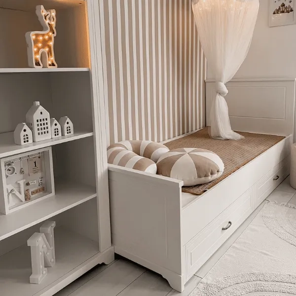 Białe łóżko 90x200 cm Melody z frezowanymi detalami, opcjonalnymi szufladami i klasycznym designem – idealne do pokoju dziecka i nastolatki.