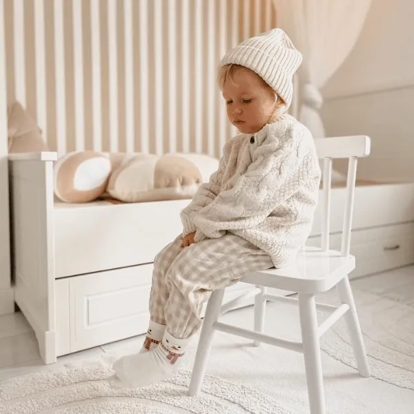 Białe łóżko 90x200 cm Melody z frezowanymi detalami, opcjonalnymi szufladami i klasycznym designem – idealne do pokoju dziecka i nastolatki.