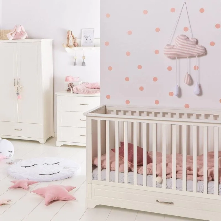 Białe łóżeczko niemowlęce Melody 70x140 cm – stylowe, funkcjonalne i bezpieczne, z możliwością przekształcenia w tapczanik.
