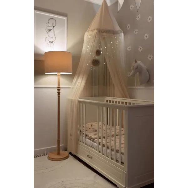 Białe łóżeczko niemowlęce Melody 70x140 cm – stylowe, funkcjonalne i bezpieczne, z możliwością przekształcenia w tapczanik.