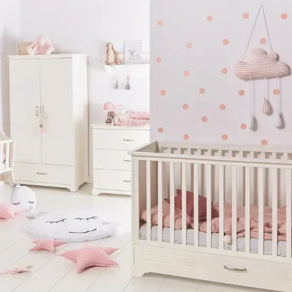 Białe łóżeczko niemowlęce Melody 70x140 cm – stylowe, funkcjonalne i bezpieczne, z możliwością przekształcenia w tapczanik.