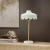 Lampa stołowa Wells beżowa w stylu retro z abażurem w kształcie kwiatu i złotą podstawą, idealna do pokoju nastolatki, dziewczynki lub sypialni.