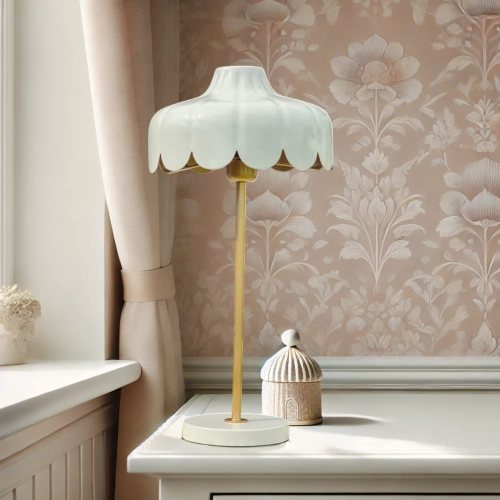 Lampa stołowa Wells beżowa w stylu retro z abażurem w kształcie kwiatu i złotą podstawą, idealna do pokoju nastolatki, dziewczynki lub sypialni.