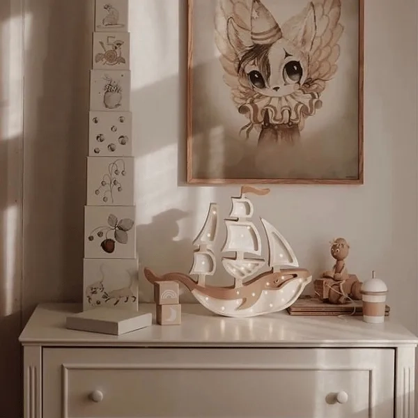komoda trzydrzwiowa Bianka, styl hampton, kolor złamanej bieli, ręcznie wykonane nóżki, porcelanowe gałki, mebel do pokoju dziecka i niemowlęcia