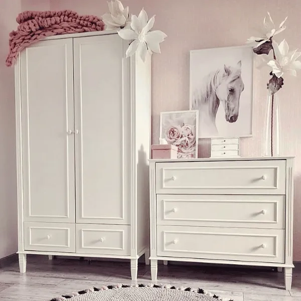 komoda trzydrzwiowa Bianka, styl hampton, kolor złamanej bieli, ręcznie wykonane nóżki, porcelanowe gałki, mebel do pokoju dziecka i niemowlęcia