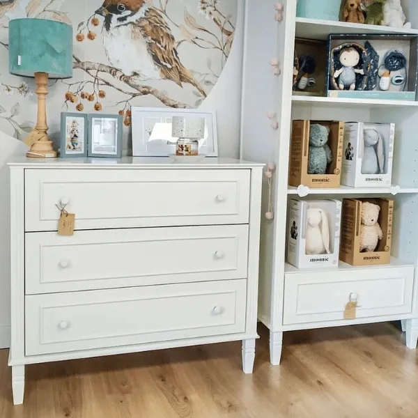 komoda trzydrzwiowa Bianka, styl hampton, kolor złamanej bieli, ręcznie wykonane nóżki, porcelanowe gałki, mebel do pokoju dziecka i niemowlęcia