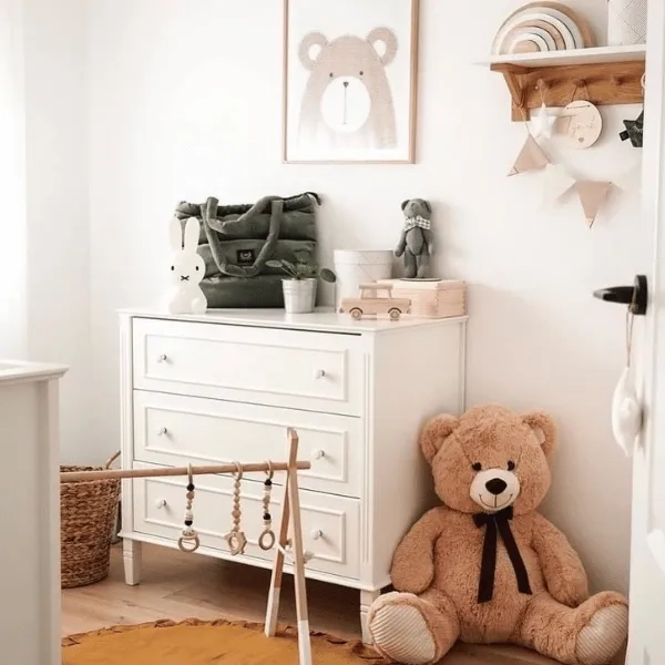 komoda trzydrzwiowa Bianka, styl hampton, kolor złamanej bieli, ręcznie wykonane nóżki, porcelanowe gałki, mebel do pokoju dziecka i niemowlęcia