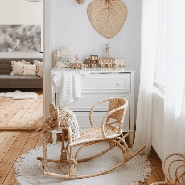 komoda trzydrzwiowa Bianka, styl hampton, kolor złamanej bieli, ręcznie wykonane nóżki, porcelanowe gałki, mebel do pokoju dziecka i niemowlęcia