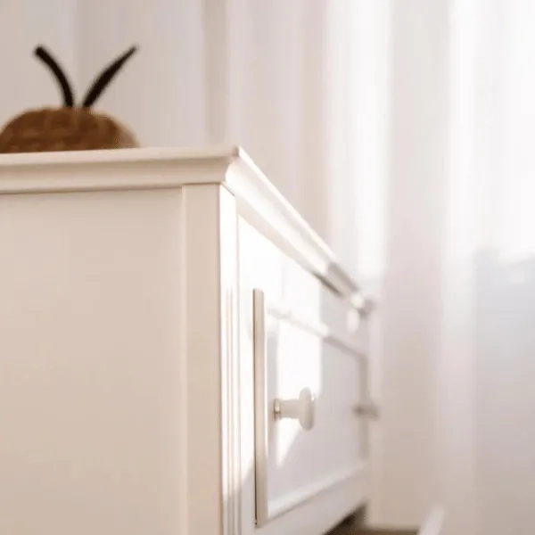 komoda trzydrzwiowa Bianka, styl hampton, kolor złamanej bieli, ręcznie wykonane nóżki, porcelanowe gałki, mebel do pokoju dziecka i niemowlęcia