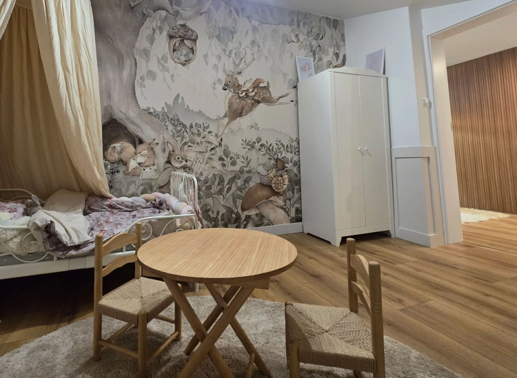 tapeta las dla dzieci beżowa, mural leśne zwierzęta, tapeta z jeleniem i wiewiórką, tapeta do pokoju dziecięcego, tapeta las skandynawska, mural las na ścianę