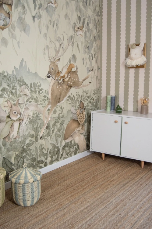 tapeta las dla dzieci beżowa, mural leśne zwierzęta, tapeta z jeleniem i wiewiórką, tapeta do pokoju dziecięcego, tapeta las skandynawska, mural las na ścianę
