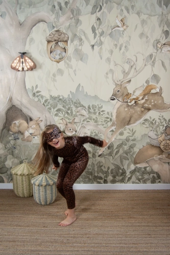 tapeta las dla dzieci beżowa, mural leśne zwierzęta, tapeta z jeleniem i wiewiórką, tapeta do pokoju dziecięcego, tapeta las skandynawska, mural las na ścianę