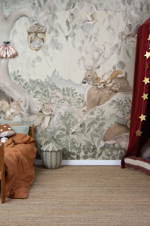 tapeta las dla dzieci beżowa, mural leśne zwierzęta, tapeta z jeleniem i wiewiórką, tapeta do pokoju dziecięcego, tapeta las skandynawska, mural las na ścianę