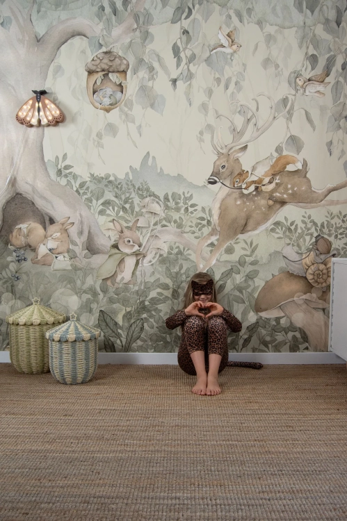 tapeta las dla dzieci beżowa, mural leśne zwierzęta, tapeta z jeleniem i wiewiórką, tapeta do pokoju dziecięcego, tapeta las skandynawska, mural las na ścianę