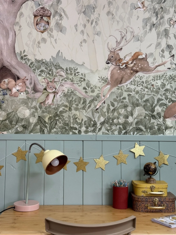 tapeta las dla dzieci beżowa, mural leśne zwierzęta, tapeta z jeleniem i wiewiórką, tapeta do pokoju dziecięcego, tapeta las skandynawska, mural las na ścianę