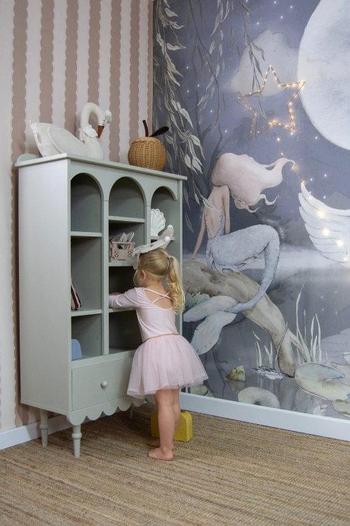 tapeta syrena mural granatowa, tapeta z łabędziami i syreną, tapeta jezioro z syreną, mural baśniowy syrena i łabędzie, tapeta do pokoju dziewczynki granatowa